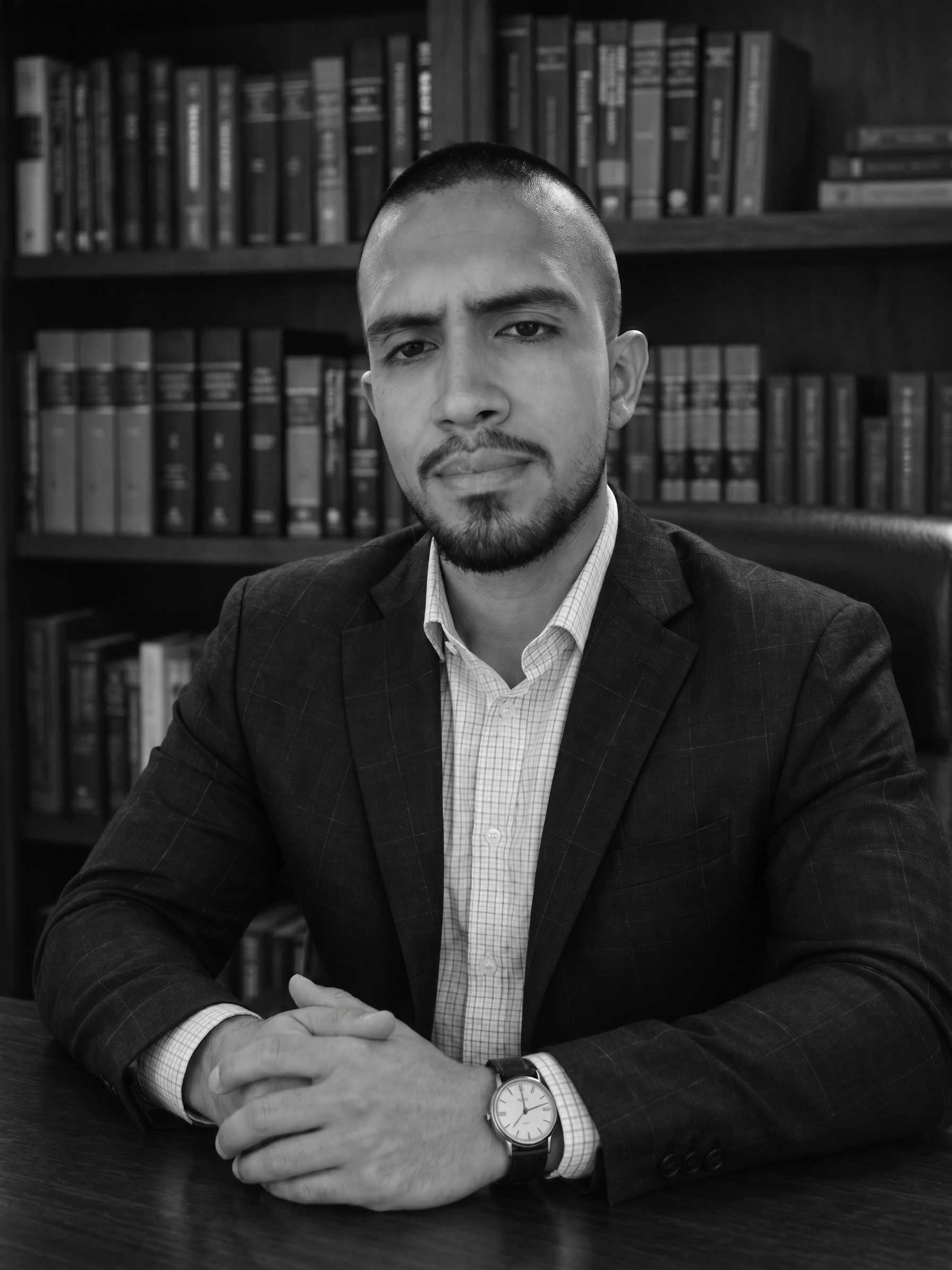 Edward Morrón sentado en su despacho, retrato en blanco y negro