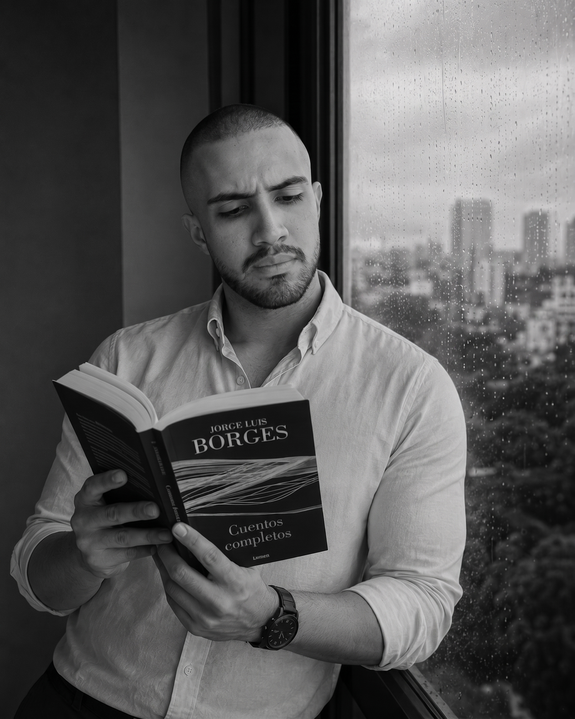 Edward Morrón leyendo, retrato en blanco y negro