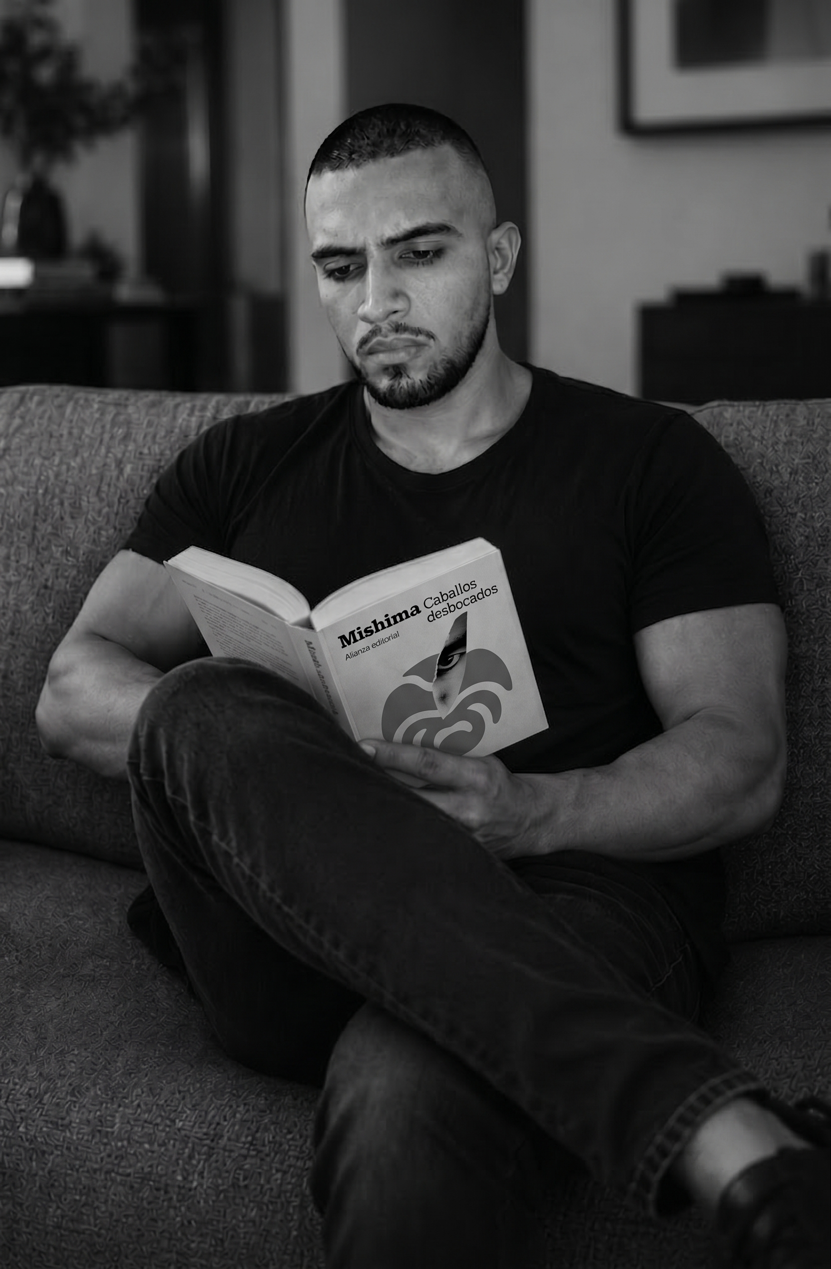 Edward Morrón leyendo en el sofá, retrato en blanco y negro